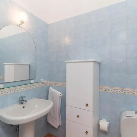 Vila Andrea - *